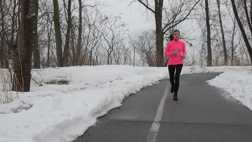 mulher-correndo-na-neve-vida-fitness-casaco-rosa