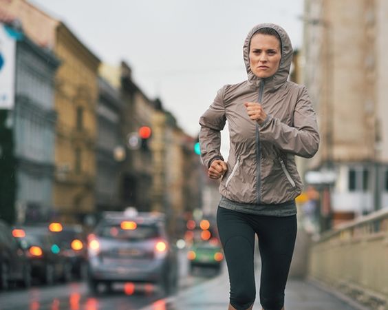 garota-correndo-correr-exercicios-chuva-casaco-rua-fitness-training