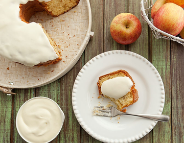 Bolo de maçã com cobertura de queijo cremoso